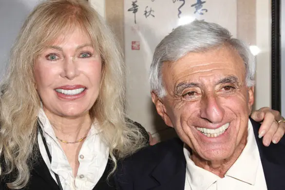 Photo of ‘M*A*S*H’: Why Corporal Max Klinger Actor Jamie Farr Said it Was ‘Bittersweet’ for the Hit Series to Come to an End