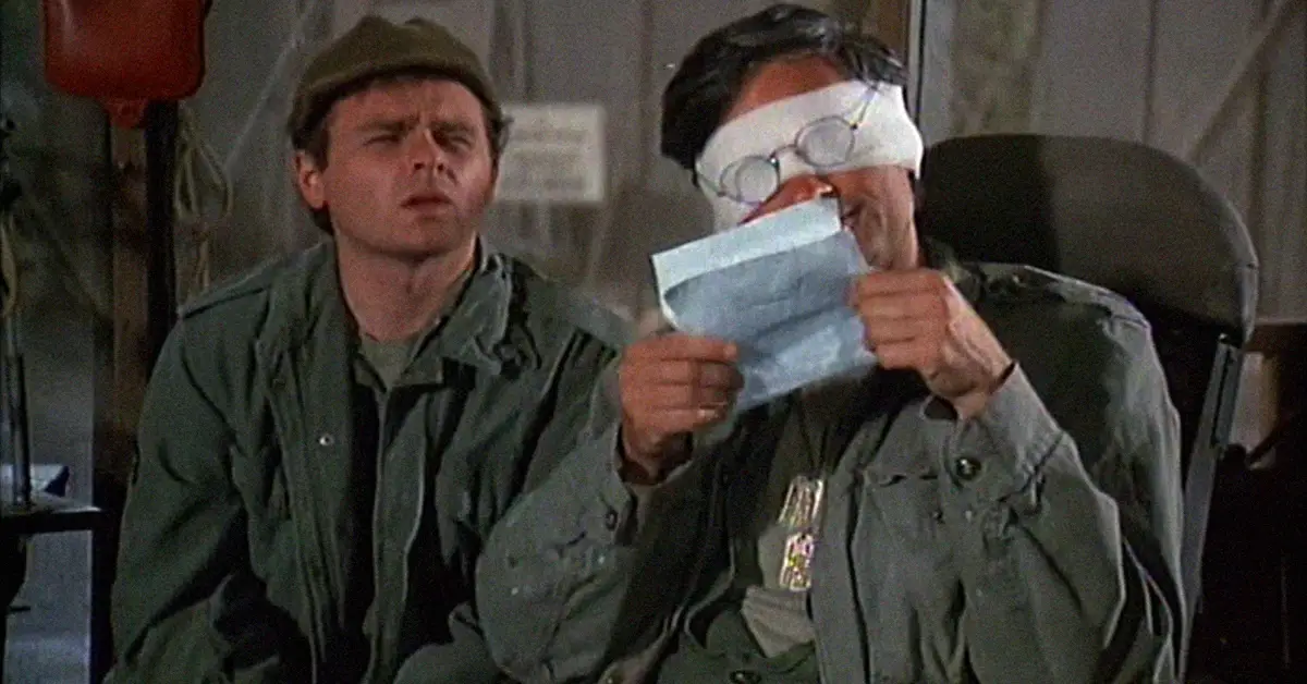Photo of M*A*S*H writers walked 𝕓𝕝𝕚𝕟𝕕folded in L.A. traffic to get this episode right