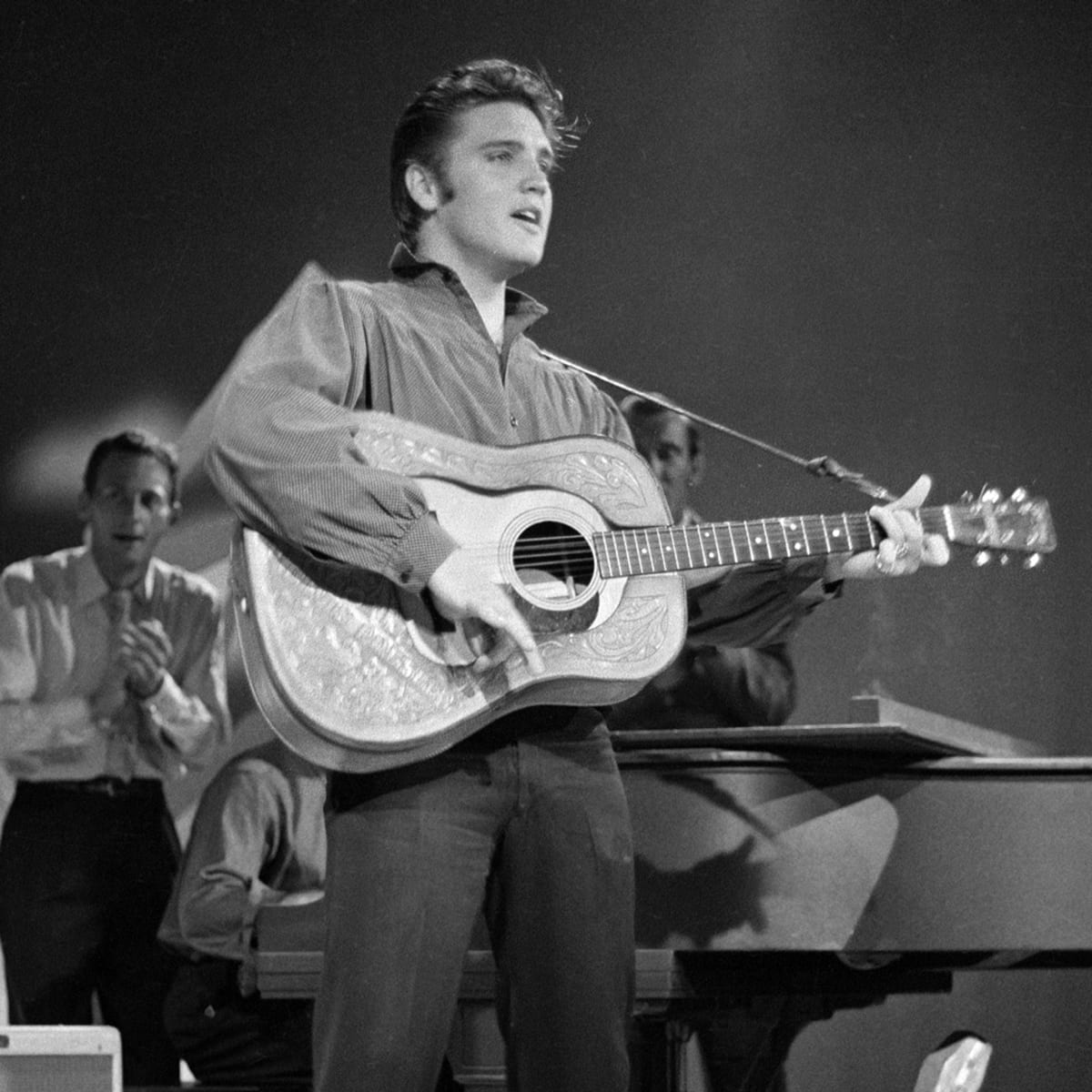 Photo of Elvis Presley makes first appearance on “The Ed Sullivan Show”￼