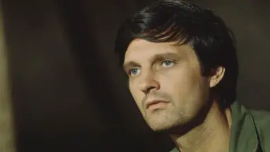 Photo of How Alan Alda’s Military Career Shaped His Time on M*A*S*H*
