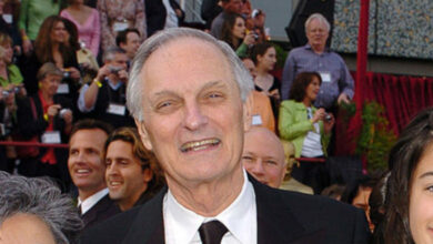 Photo of ‘M*A*S*H’ Actor Alan Alda Revealed Why He Isn’t a Perfectionist, Credited Early Training’s Important Lessons