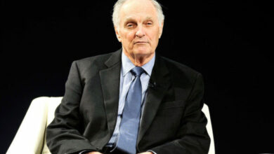 Photo of ‘M*A*S*H: Alan Alda Explained How He Balanced Starring In and Making Show Alongside Other Projects