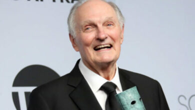 Photo of ‘M*A*S*H’ Star Alan Alda, Cast Would Roast Each Other and Play Games In-Between Scenes