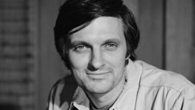 Photo of ‘M*A*S*H’: How Alan Alda Was Cast as ‘Hawkeye’