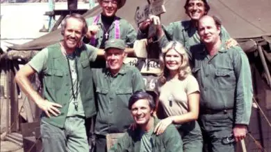 Photo of M*A*S*H co-stars look unrecognisable as they reunite to toast 50th anniversary of classic show