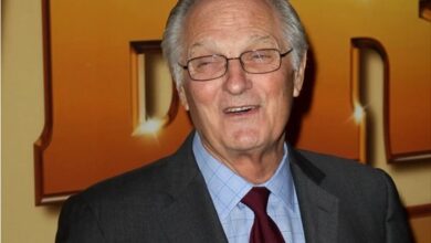 Photo of This Was the First Sign of Parkinson’s Alan Alda Noticed