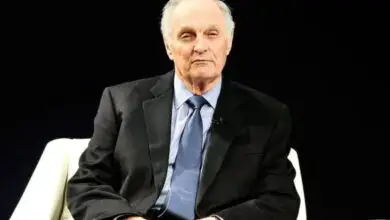Photo of ‘M*A*S*H’ Star Alan Alda Explained Why He Didn’t ‘Worry About Controversy’ Making Show